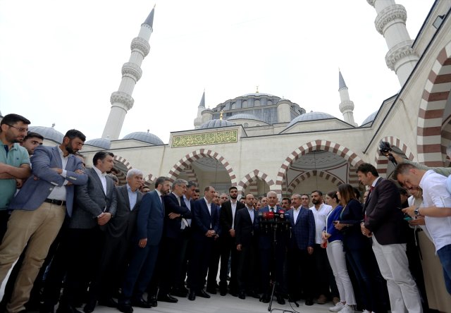 AK Parti'nin İstanbul Adayı Binali Yıldırım, rakiplerinin bayramını kutladı