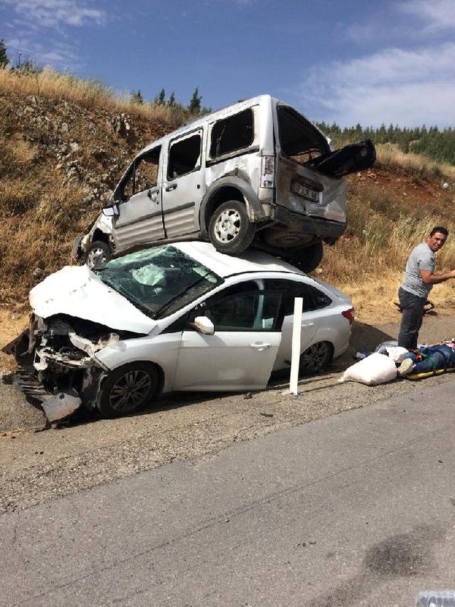 Korkunç kaza! Otomobilin üzerine çıktı: 10 yaralı