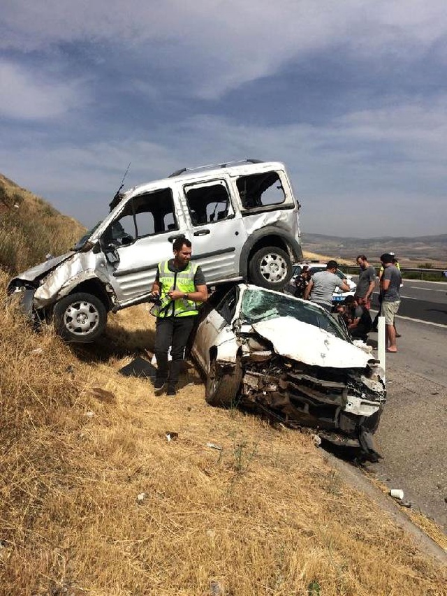 Korkunç kaza! Otomobilin üzerine çıktı: 10 yaralı