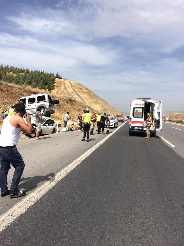 Korkunç kaza! Otomobilin üzerine çıktı: 10 yaralı