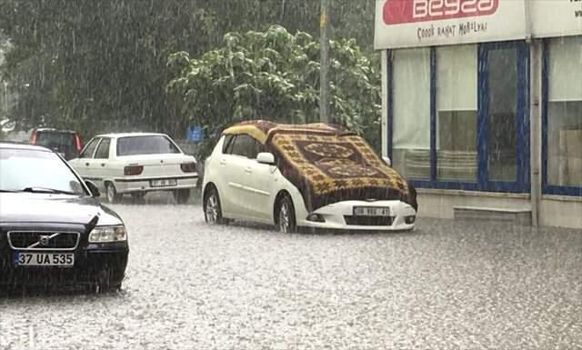 12 saattir aralıksız yağan dolu kentte panik yarattı! Vatandaşlar araçlarını halıyla korudu