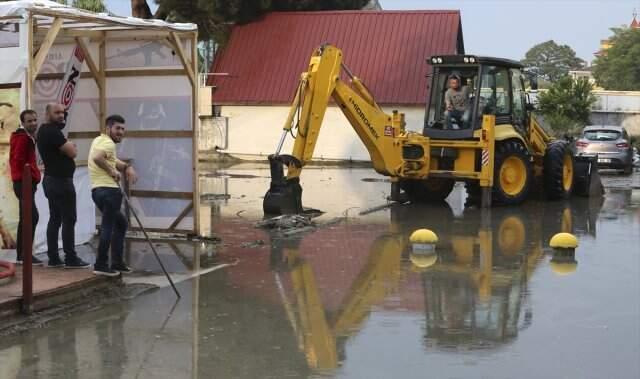 12 saattir aralıksız yağan dolu kentte panik yarattı! Vatandaşlar araçlarını halıyla korudu