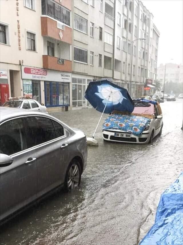 12 saattir aralıksız yağan dolu kentte panik yarattı! Vatandaşlar araçlarını halıyla korudu