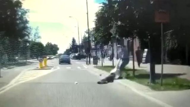 Bayılttığı adamı araba çarpmasın diye kenara çekti