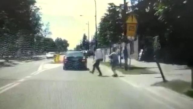 Bayılttığı adamı araba çarpmasın diye kenara çekti