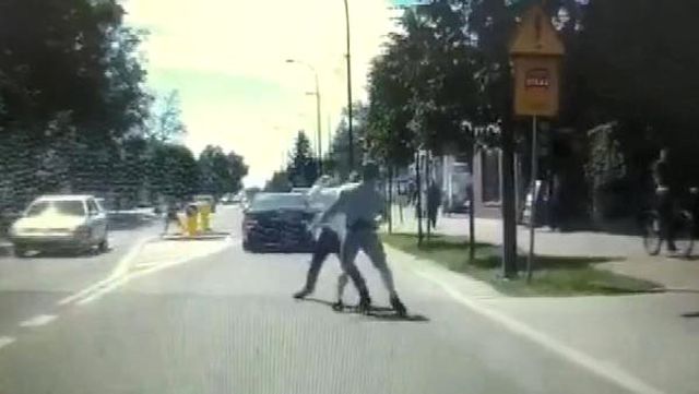 Bayılttığı adamı araba çarpmasın diye kenara çekti