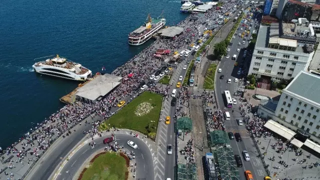 İstanbul'da insan seli! Eminönü İskelesi'ne akın ettiler