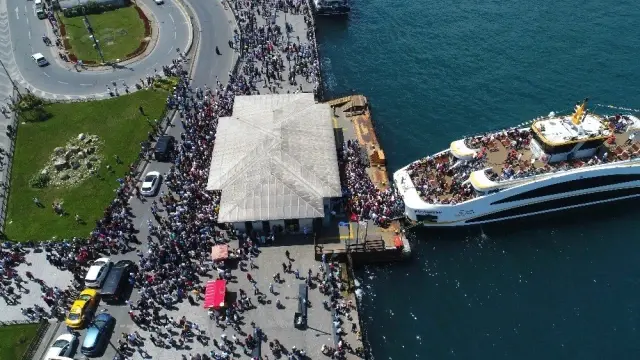 İstanbul'da insan seli! Eminönü İskelesi'ne akın ettiler