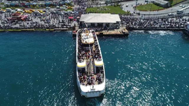 İstanbul'da insan seli! Eminönü İskelesi'ne akın ettiler