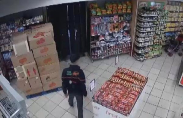Market hırsızlarının soygun anı güvenlik kamerasına yansıdı
