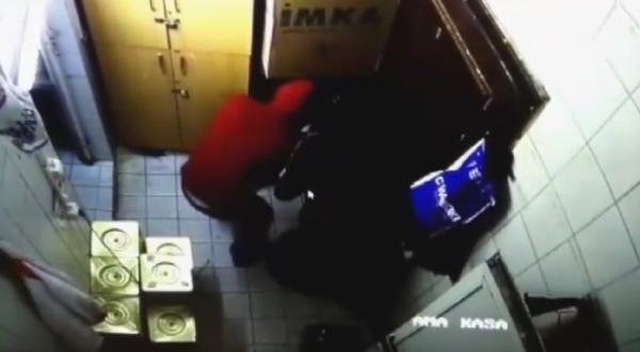 Market hırsızlarının soygun anı güvenlik kamerasına yansıdı