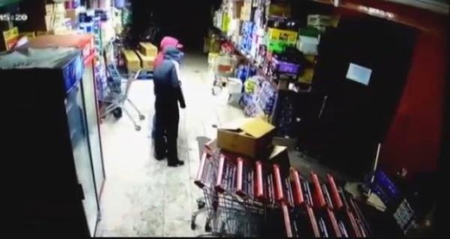 Market hırsızlarının soygun anı güvenlik kamerasına yansıdı