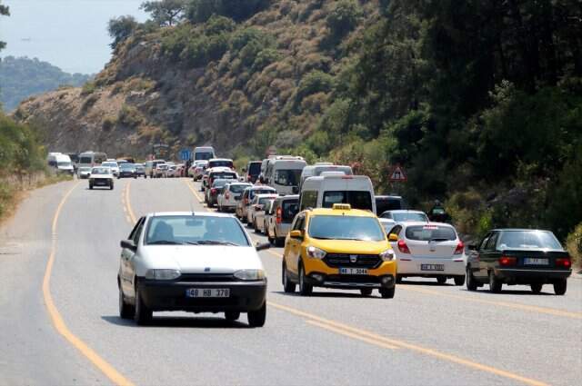 Muğla'ya 3 saatte 30 bin araç giriş yapınca jandarma yolu kapatmak zorunda kaldı Muğla'ya 3 saatte 30 bin araç giriş yapınca jandarma yolu kapatmak zorunda kaldı