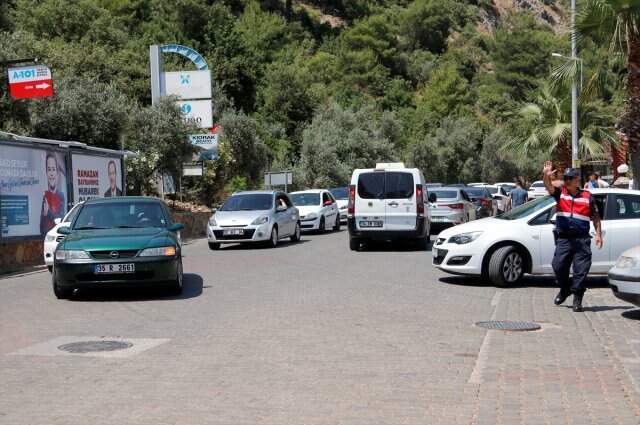 Muğla'ya 3 saatte 30 bin araç giriş yapınca jandarma yolu kapatmak zorunda kaldı Muğla'ya 3 saatte 30 bin araç giriş yapınca jandarma yolu kapatmak zorunda kaldı