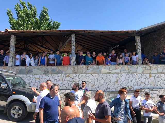 Otobüsün çarptığı adam bariyerlerde sıkıştı