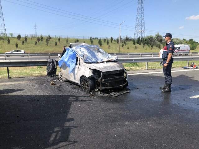 Son dakika! TEM'de otomobil TIR'la çarpıştı: 5 ölü TEM'de otomobil TIR'la çarpıştı: 5 ölü