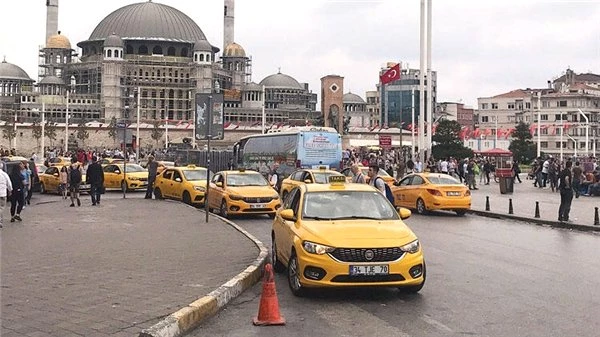 Taksiciler, Aylardır Protesto Ettikleri Uber'i Kullanmaya Başladılar