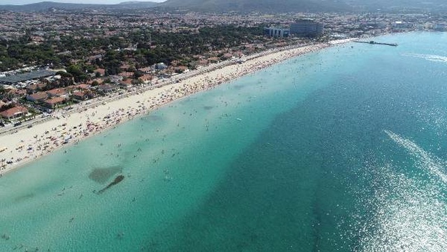 Tatilciler bayramda Türkiye'nin Maldivleri olarak bilinen Ilıca Plajı'na akın etti