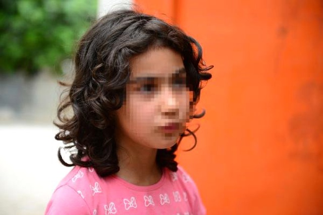 7 yaşındaki kızı üvey anne şiddetinden arkadaşları kurtardı!