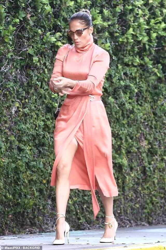 Fiziğiyle hayran bırakan Jennifer Lopez'i yırtmacı ele verdi