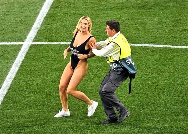Instagram Fenomeninin <a class='keyword-sd' href='/futbol/' title='Futbol'>Futbol</a> Maçında Sahaya Neden Mayoyla Girdiği Belli Oldu