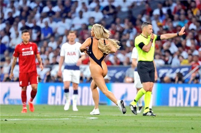 Instagram Fenomeninin Futbol Maçında Sahaya Neden Mayoyla Girdiği Belli Oldu