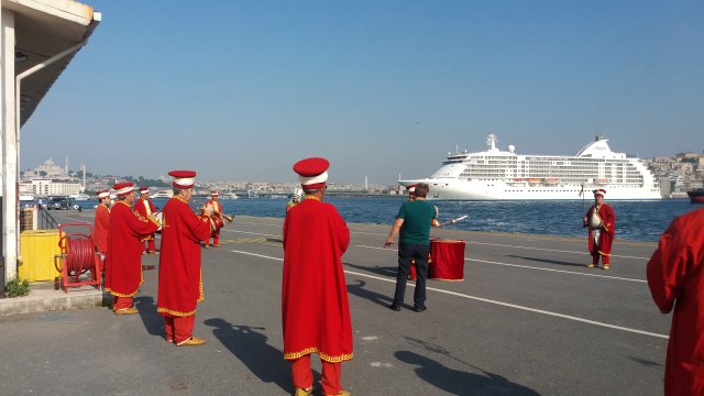 İstanbul'a 4 yıl aradan sonra ilk kruvaziyer gemisi geldi