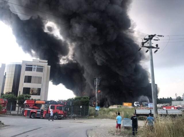 Kocaeli'de fabrika alevlere teslim oldu