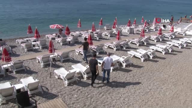 Antalya'da yaşamını yitiren adamı gören vatandaşlar denize girmeye devam etti!