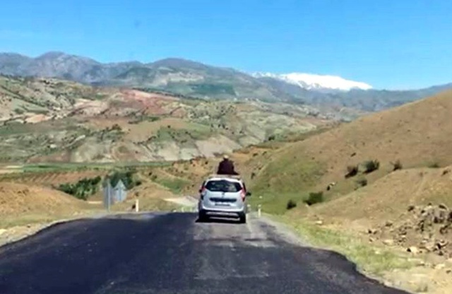 Karayolunda akılalmaz görüntü! Araç bulamayan vatandaş otomobilin üzerinde yolculuk yaptı
