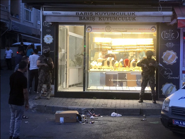 Özel harekat polisleri kuyumcu dükkanına sis bombası atarak operasyon düzenledi!