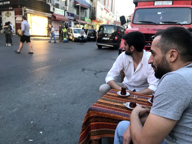 Özel harekat polisleri kuyumcu dükkanına sis bombası atarak operasyon düzenledi!