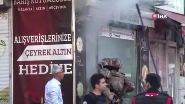 Özel harekat polisleri kuyumcu dükkanına sis bombası atarak operasyon düzenledi!