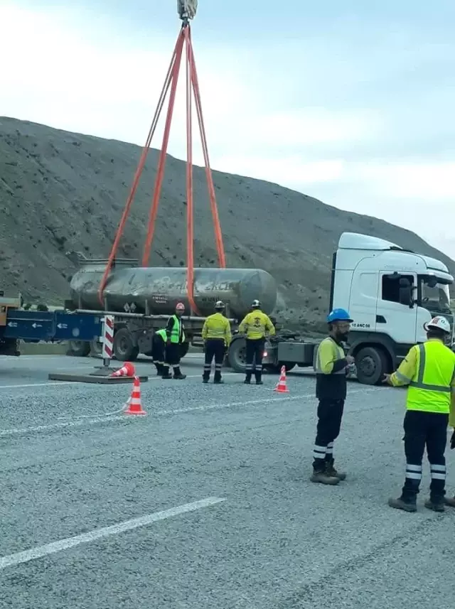 Sülfürik asit yüklü tanker devrildi, kimyasal madde yola aktı