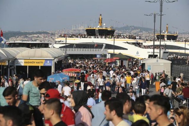 Tatile gitmeyen İstanbullular tarihi ve turistik mekanlara akın etti! Kalabalık caddelere taştı