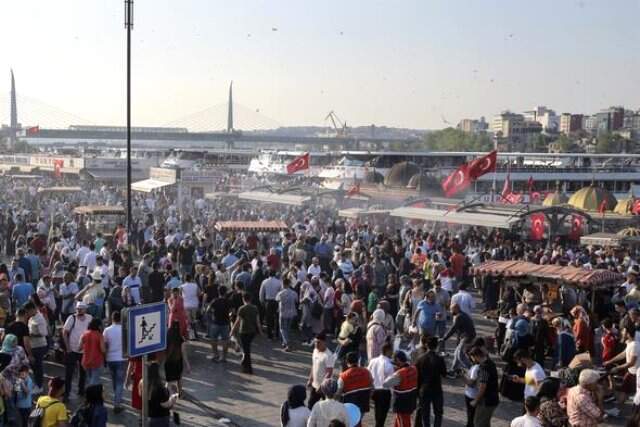 Tatile gitmeyen İstanbullular tarihi ve turistik mekanlara akın etti! Kalabalık caddelere taştı