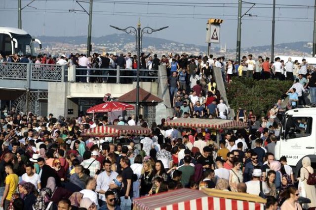 Tatile gitmeyen İstanbullular tarihi ve turistik mekanlara akın etti! Kalabalık caddelere taştı