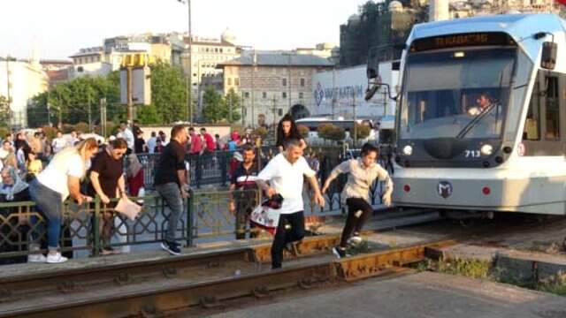 Tramvay yolundan yayaların tehlikeli geçişi Tramvay yolundan yayaların tehlikeli geçişi