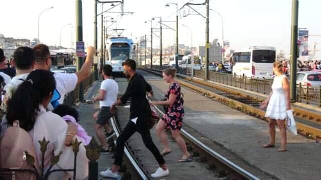 Tramvay yolundan yayaların tehlikeli geçişi Tramvay yolundan yayaların tehlikeli geçişi