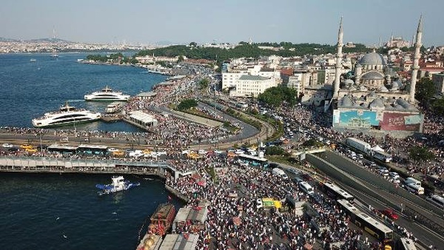 Tramvay yolundan yayaların tehlikeli geçişi