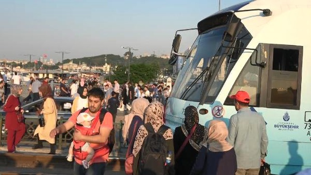 Tramvay yolundan yayaların tehlikeli geçişi