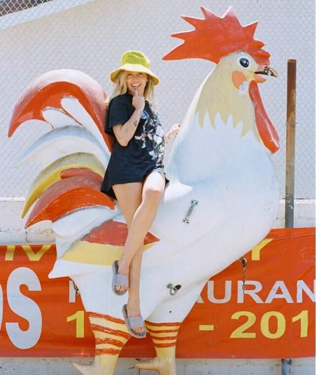 Ünlü şarkıcı Miley Cyrus'tan kendisini elleyip öpmeye çalışan adama öfkeli yanıt