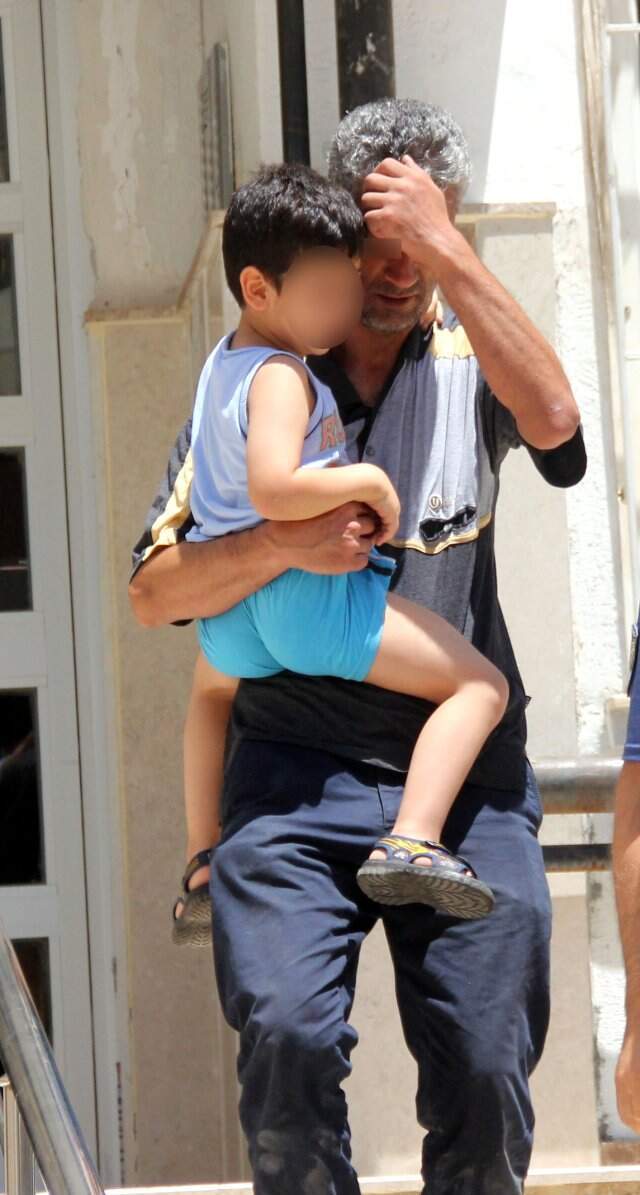 Adana'da yürekler ağza geldi! İntihardan 5 yaşındaki oğlu kurtardı Adana'da yürekler ağza geldi! 5 yaşındaki oğlu kurtardı