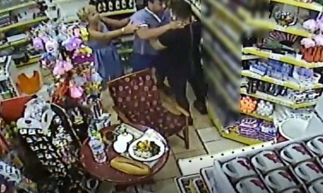 Antalya'da Rus turist köpeği tekmeleyip, market sahibine kafa attı