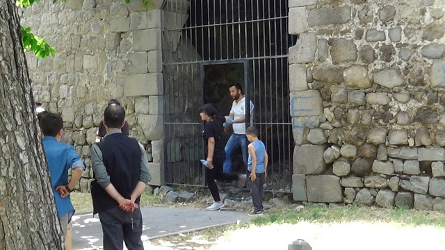 İntihar girişiminde bulunan genç kızı itfaiye eri son anda kurtardı!