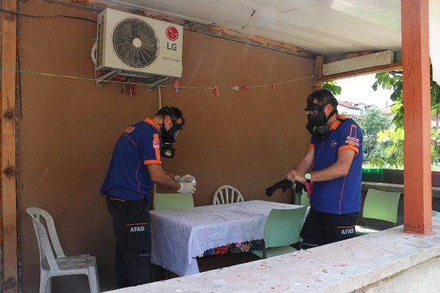 Mutfak masasında bulduğu toz elini yakınca AFAD ekipleri alarma geçti