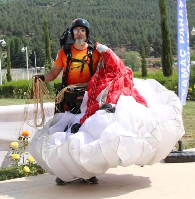 Yamaç paraşütçüsüne havada şahin saldırdı Yamaç paraşütçüsüne havada şahin saldırdı
