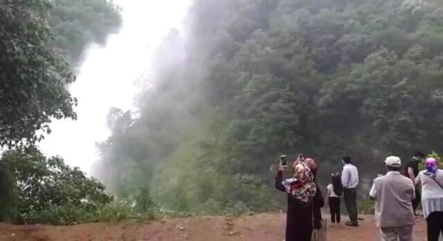 Yapay şelaleyi görenler araçlarından inip fotoğrafını çekti
