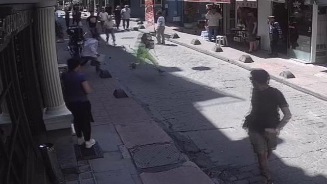 Beyoğlu'nda 2 kadın feci şekilde darp edildi!