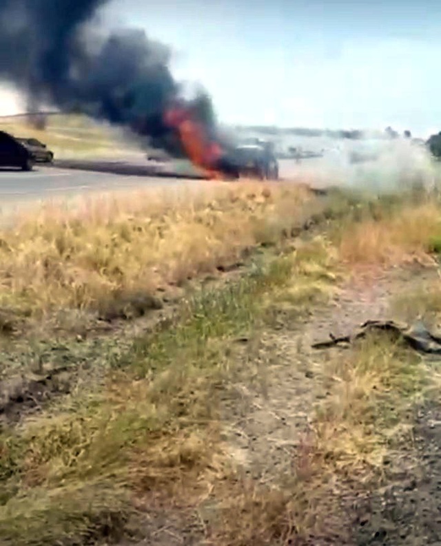 Diyarbakır'da alev alan otomobil bomba gibi patladı! O anlar kameraya yansıdı